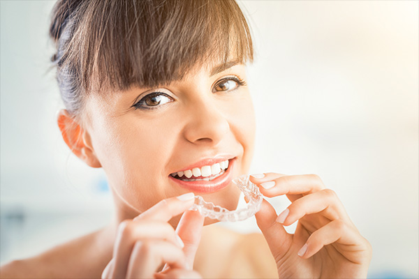 https://dentistkorkutgursoy.com/de/wp-content/uploads/sites/5/2021/03/ortodonti-ve-seffaf-plak.jpg